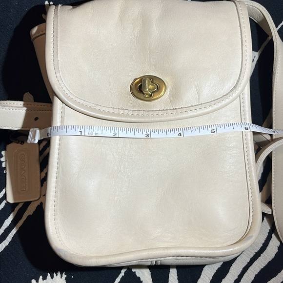 EUC Coach crossbody purse. Cream color - Picture 10 of 12